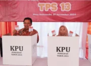 Tunaikan Hak Pilih, Pj Bupati Bekasi Nyoblos di TPS 13 Deltamas