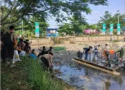 Sektor 6 Satgas Citarum Harum Bersihkan Sampah di Taman Air Bale Endah