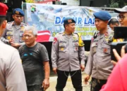Batalyon D Pelopor Sat Brimob PMJ Dirikan Dapur Lapangan Bantu Korban Banjir di Kota Bekasi