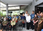 Kajati Jabar Gelar Giat Baksos Bersama Lansia dan Anak – Anak di Cimahi Bandung