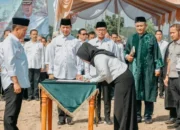 Bupati Karawang Lantik Pejabat Administrator Bersamaan dengan Kegiatan Panen Raya di Cilamaya Kulon