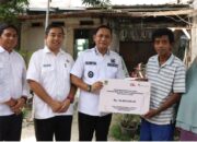 Wakil Bupati Bekasi Asep Surya Atmaja Serahkan Bantuan Rehabilitasi Rumah Korban Bencana di Desa Waluya