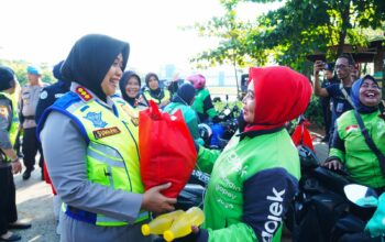 Kapolres Metro Bekasi Salurkan 400 Paket Sembako untuk Perempuan Pekerja Informal di Momentum Hari Kartini