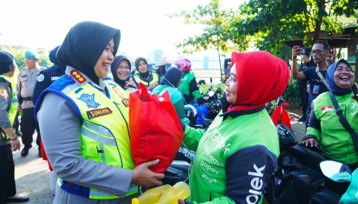 Kapolres Metro Bekasi Salurkan 400 Paket Sembako untuk Perempuan Pekerja Informal di Momentum Hari Kartini