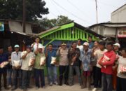 Jaga Jakarta Jaga Bekasi, Kabagops Polres Metro Bekasi Sambangi Satkamling Pasir Gombong dan Salurkan 100 Paket Sembako