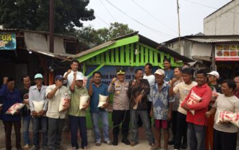 Jaga Jakarta Jaga Bekasi, Kabagops Polres Metro Bekasi Sambangi Satkamling Pasir Gombong dan Salurkan 100 Paket Sembako