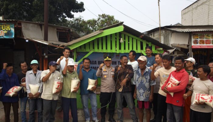 Jaga Jakarta Jaga Bekasi, Kabagops Polres Metro Bekasi Sambangi Satkamling Pasir Gombong dan Salurkan 100 Paket Sembako