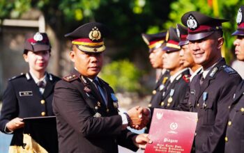 HUT Bhayangkara ke-80, Polres Metro Bekasi Anugerahkan Tanda Kehormatan kepada Personel Berprestasi