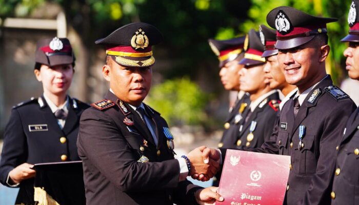 HUT Bhayangkara ke-80, Polres Metro Bekasi Anugerahkan Tanda Kehormatan kepada Personel Berprestasi