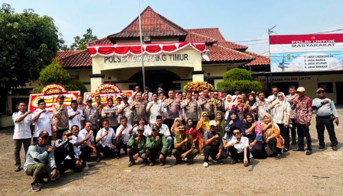 Perkuat Sinergitas di HUT Bhayangkara ke-80, Pemdes TanjungBaru Beri Surprise ke Polsek Cikarang Timur