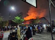 Swalayan Tokma Kosambi Ludes Terbakar, Api Diduga Berasal Dari Gudang Belakang