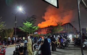 Swalayan Tokma Kosambi Ludes Terbakar, Api Diduga Berasal Dari Gudang Belakang