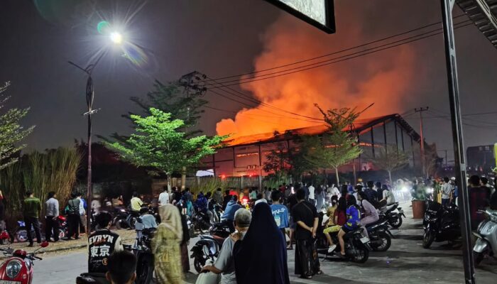 Swalayan Tokma Kosambi Ludes Terbakar, Api Diduga Berasal Dari Gudang Belakang