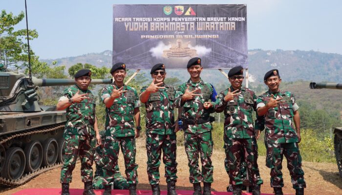 Pangdam III/Siliwangi Tinjau Latihan Menembak Ranpur Yonkav 4/KC di Pusdikif Cipatat