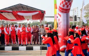 Lomba Gerak Jalan Meriahkan Perayaan Hari Jadi ke-76 Kabupaten Bekasi, Plt Bupati Ajak ASN Budayakan Hidup Sehat