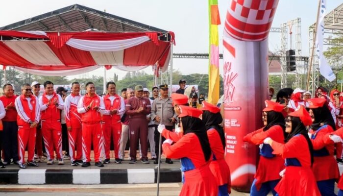 Lomba Gerak Jalan Meriahkan Perayaan Hari Jadi ke-76 Kabupaten Bekasi, Plt Bupati Ajak ASN Budayakan Hidup Sehat
