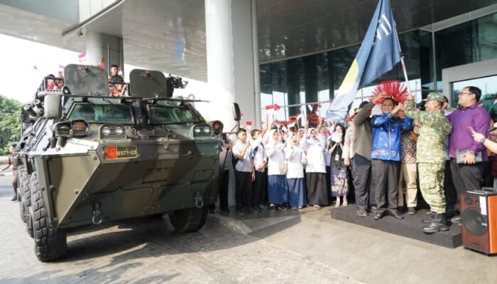 Kenalkan TNI ke Generasi Muda, Plt Bupati Bekasi Apresiasi Pameran Alutsista