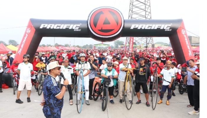 Karnaval Sepeda Santai, Plt Bupati Bekasi Ajak Warga GCC Jaga Kesehatan dan Perkuat Kebersamaan