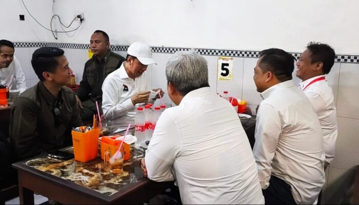 Usai Hadiri Rakorda PSI Kab Bekasi, Jokowi Sambangi Warung Bakso di Cikarang Timur