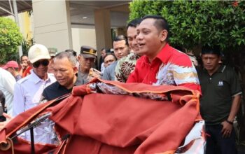 Plt Bupati Bekasi Serahkan 190 Becak Listrik Bantuan Presiden Prabowo Subianto