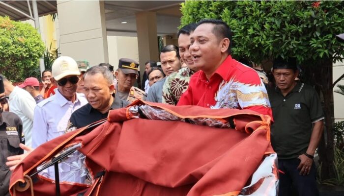 Plt Bupati Bekasi Serahkan 190 Becak Listrik Bantuan Presiden Prabowo Subianto