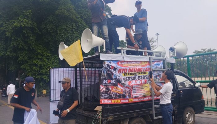 Aksi Damai Ratusan Warga 18 Desa Kabupaten Bekasi di Jakarta Desak Pelantikan Kades Ditunda