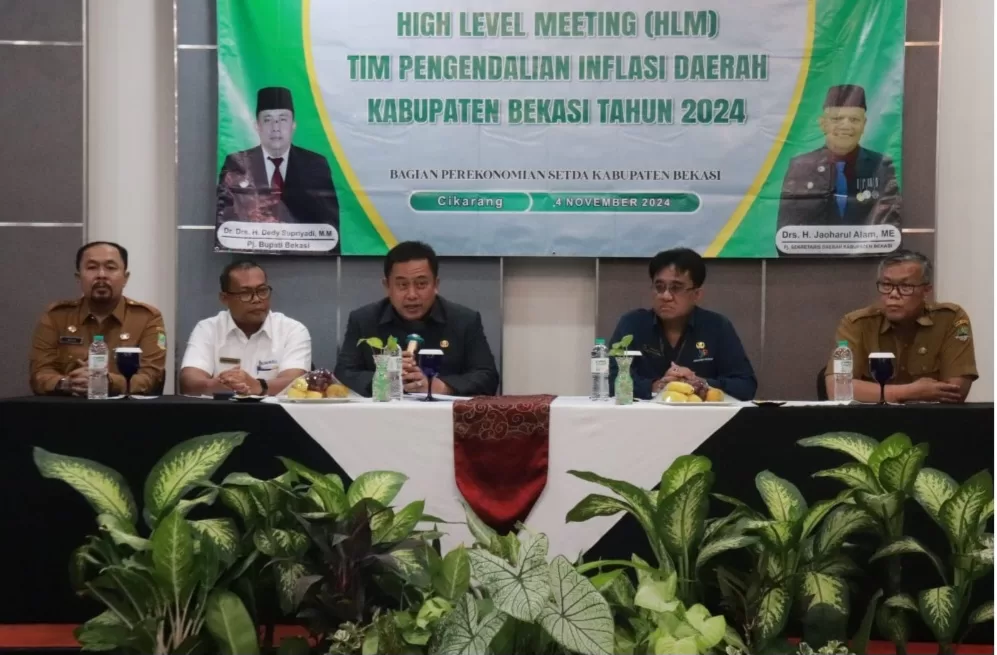 Pj Bupati Bekasi Dedi Supriyadi menghadiri rapat paripurna DPRD